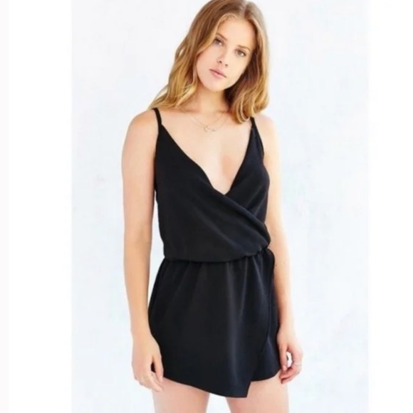 Urban Outfitters Kimchi Blue Drapey Surplice Skort Romper in Black Size Small - Picture 14 of 14